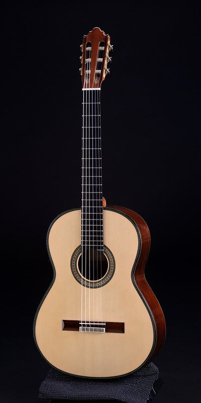 ビセンテ・カリージョ Vicente Carrillo マエストロ (松(ダブルトップ)・マダガスカル・ローズウッド 650mm) スペイン 【新品】 クラシックギター 【お取り寄せ商品】
